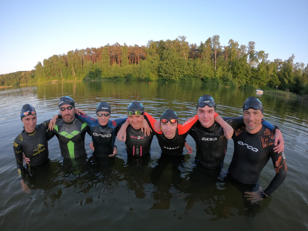 Kozak Team - trening pływacki na wodach otwartych w Rogoźnik. Drużyna triathlonistów